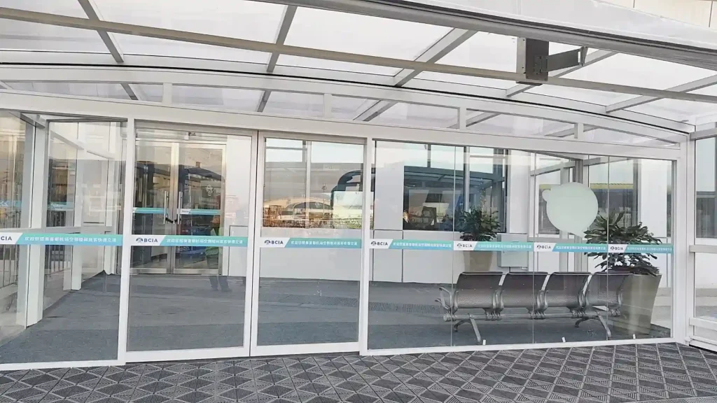 Airport boarding gate corridor with aluminum sunroom structure
