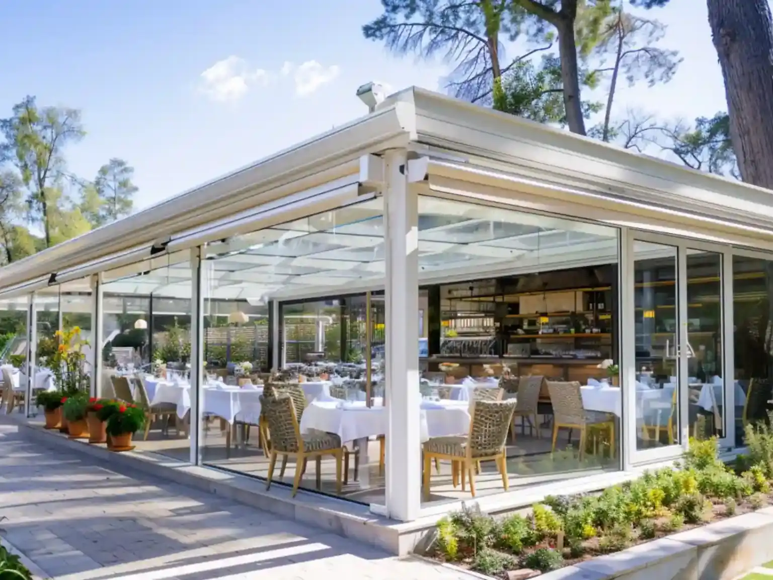 Retractable sunroom enclosure for scenic area outdoor restaurant