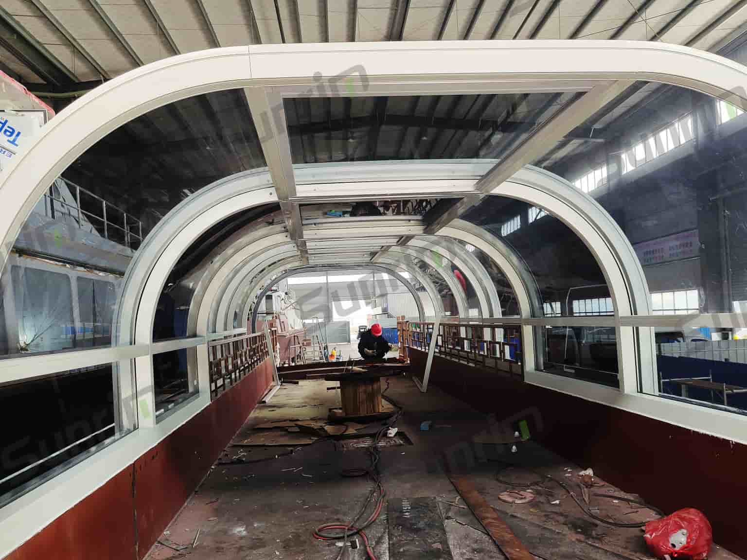Curved glass boat roof enclosure for a sightseeing vessel in Yueyang