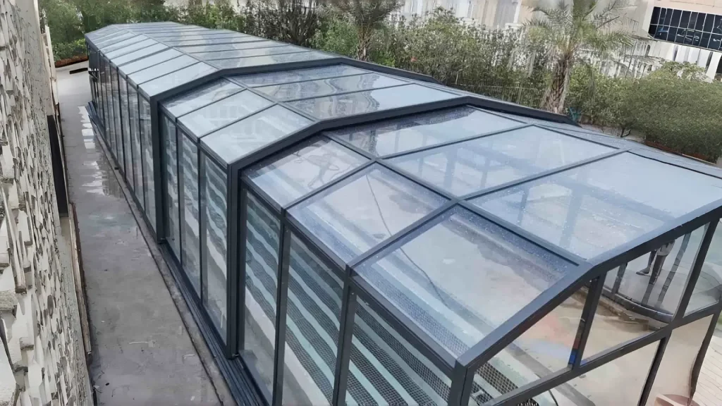 Retractable pool enclosure for private outdoor swimming pool in Yichang with transparent roof panels Retractable pool enclosure for private outdoor swimming pool in Yichang with transparent roof panels