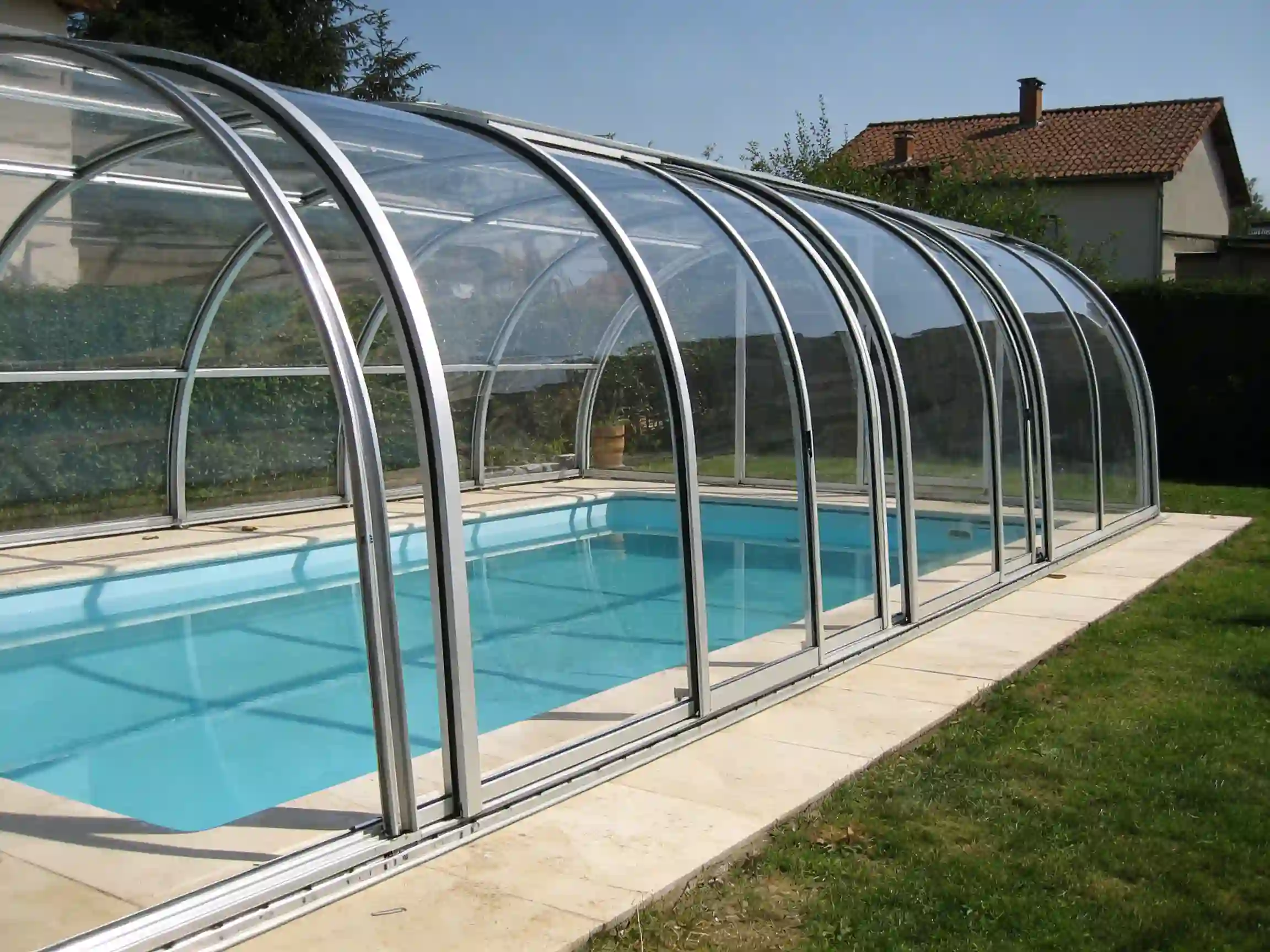 Pool enclosure aluminum frame assembly with transparent roof panels