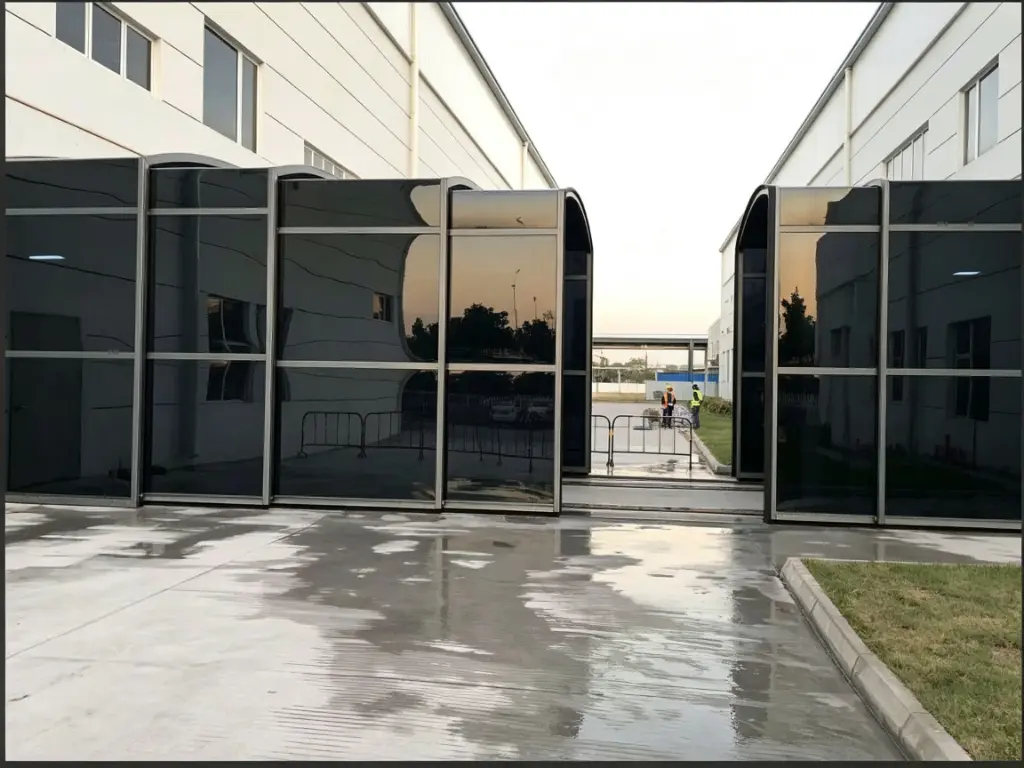 Retractable walkway between factory buildings for protected industrial access