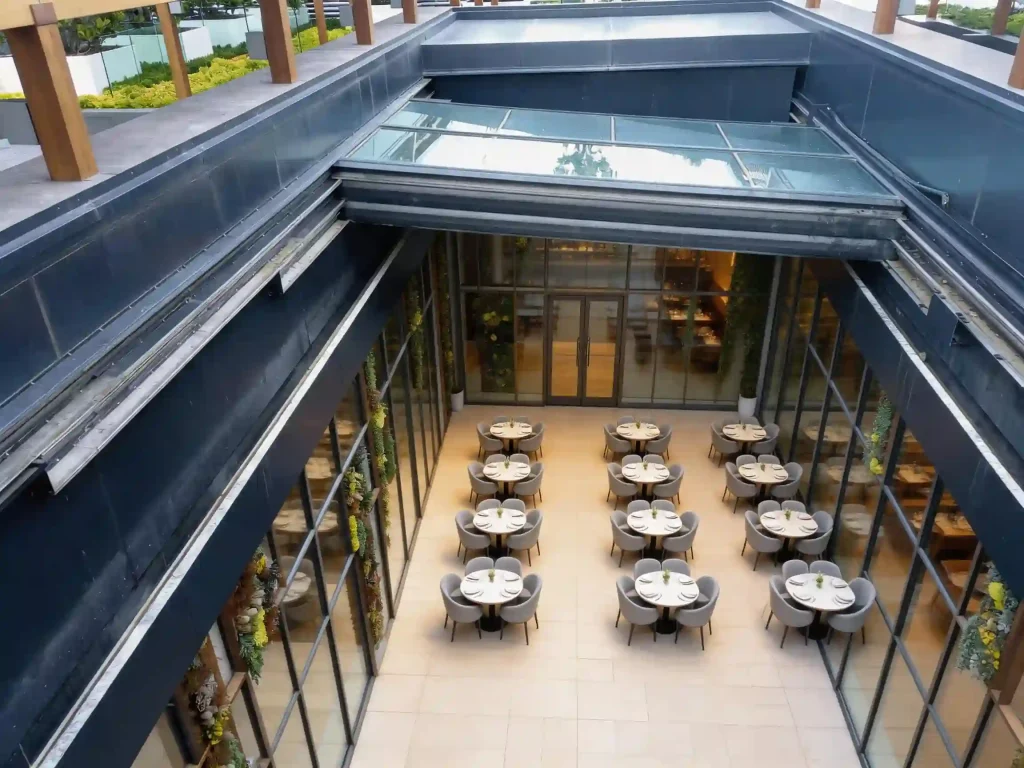 Retractable sunroom design to reduce heat buildup in outdoor spaces